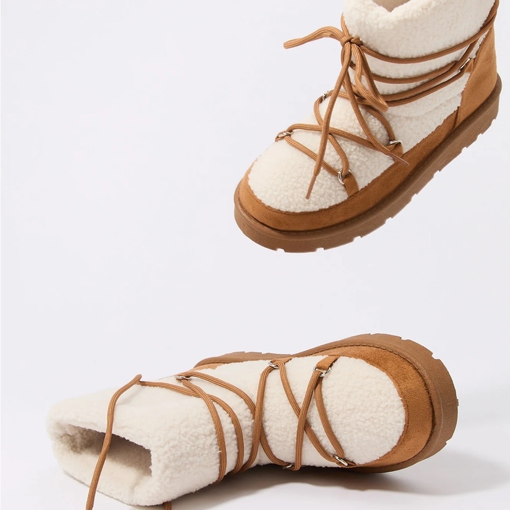 NWOT Sherpa Lace Up Platform Boots – Camel – Size 10